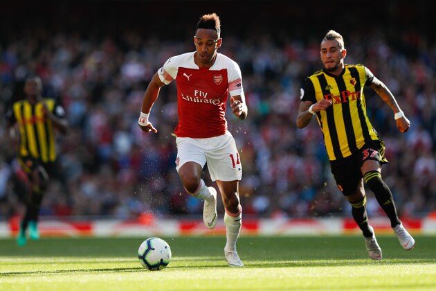 Arsenal's Gabonese striker Pierre-Emerick Aubameyang (C) runs with the ball during the English Premier League football match between Arsenal and Watford at the Emirates Stadium in London on September 29, 2018. (Photo by Adrian DENNIS / AFP) / RESTRICTED TO EDITORIAL USE. No use with unauthorized audio, video, data, fixture lists, club/league logos or 'live' services. Online in-match use limited to 120 images. An additional 40 images may be used in extra time. No video emulation. Social media in-match use limited to 120 images. An additional 40 images may be used in extra time. No use in betting publications, games or single club/league/player publications. /         (Photo credit should read ADRIAN DENNIS/AFP/Getty Images)