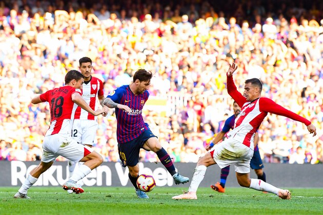 BARCELONA, SPAIN - SEPTEMBER 29:  Lionel Messi of FC Barcelona competes for the ball with Oscar de Marcos (L) and Dani Garcia of Athletic Club during the La Liga match between FC Barcelona and Athletic Club at Camp Nou on September 29, 2018 in Barcelona, Spain.  (Photo by David Ramos/Getty Images)