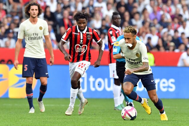 Paris Saint-Germain's Brazilian forward Neymar (R) controls the ball during the French L1 football match Nice (OGCN) vs Paris (PSG) on September 29, 2018 at 'Allianz Riviera' stadium in Nice, southern France. (Photo by Yann COATSALIOU / AFP)        (Photo credit should read YANN COATSALIOU/AFP/Getty Images)