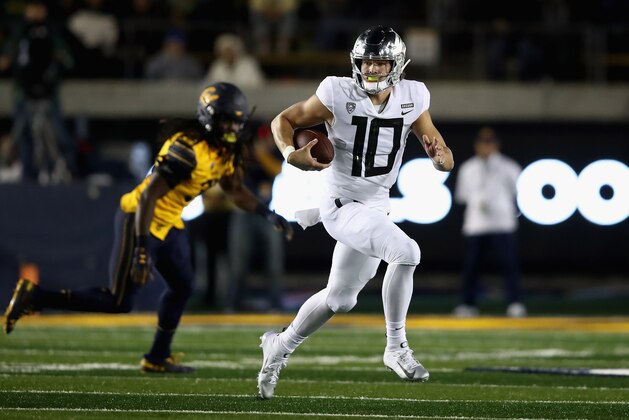 BERKELEY, CA - SEPTEMBER 29:  Justin Herbert #10 of the Oregon Ducks runs with the ball against the California Golden Bears at California Memorial Stadium on September 29, 2018 in Berkeley, California.  (Photo by Ezra Shaw/Getty Images)