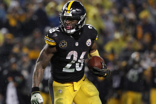 Pittsburgh Steelers running back Le'Veon Bell runs against the New England Patriots during an NFL football game at Heinz Field in Pittsburgh Sunday, Dec. 17, 2017. (Winslow Townson/AP Images for Panini)