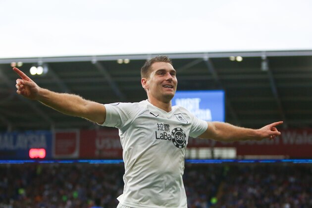 Burnley's Welsh striker Sam Vokes celebrates scoring their second goal to take the lead 1-2 during the English Premier League football match between between Cardiff City and Burnley at Cardiff City Stadium in Cardiff, south Wales on September 30, 2018. (Photo by GEOFF CADDICK / AFP) / RESTRICTED TO EDITORIAL USE. No use with unauthorized audio, video, data, fixture lists, club/league logos or 'live' services. Online in-match use limited to 120 images. An additional 40 images may be used in extra time. No video emulation. Social media in-match use limited to 120 images. An additional 40 images may be used in extra time. No use in betting publications, games or single club/league/player publications. /         (Photo credit should read GEOFF CADDICK/AFP/Getty Images)