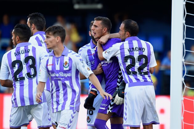 Real Valladolid's Spanish goalkeeper Jordi Masip (C) celebrates with teammates after stopping a penalty during the Spanish league football match Villarreal CF against Real Valladolid FC at the at La Ceramica stadium in Vila-real on September 30, 2018. (Photo by JOSE JORDAN / AFP)        (Photo credit should read JOSE JORDAN/AFP/Getty Images)
