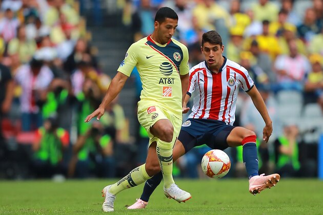 MEXICO CITY, MEXICO - SEPTEMBER 30: Cecilio Dominguez #10 of America struggles for the ball with Josecarlos Van Rankin #2 of Chivas during the 11th round match between America and Chivas as part of the Torneo Apertura 2018 Liga MX at Azteca Stadium on September 30, 2018 in Mexico City, Mexico. (Photo by Hector Vivas/Getty Images)