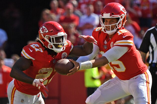 KANSAS CITY, MO - SEPTEMBER 23:  Quarterback Patrick Mahomes #15 of the Kansas City Chiefs hands the ball off to running back Kareem Hunt #27 against the San Francisco 49ers during the second half on September 23, 2018 at Arrowhead Stadium in Kansas City, Missouri.  (Photo by Peter G. Aiken/Getty Images)