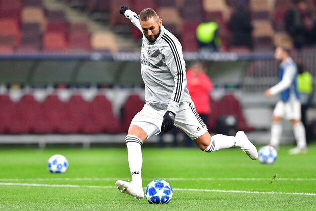 Real Madrid's French forward Karim Benzema warms up prior to the UEFA Champions League group G football match between PFC CSKA Moscow and Real Madrid CF at the Luzhniki stadium in Moscow on October 2, 2018. (Photo by Mladen ANTONOV / AFP)        (Photo credit should read MLADEN ANTONOV/AFP/Getty Images)
