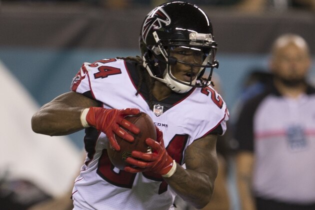PHILADELPHIA, PA - SEPTEMBER 06: Devonta Freeman #24 of the Atlanta Falcons runs with the ball against the Philadelphia Eagles at Lincoln Financial Field on September 6, 2018 in Philadelphia, Pennsylvania. (Photo by Mitchell Leff/Getty Images)