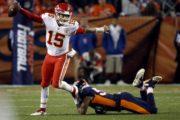 El quarterback de los Chiefs de Kansas City, Patrick Mahomes (15), se escapa del linebacker de los Broncos de Denver, Shane Ray, durante la segunda mitad de un juego de la NFL el lunes 1 de octubre de 2018, en Denver. (AP Foto/David Zalubowski)