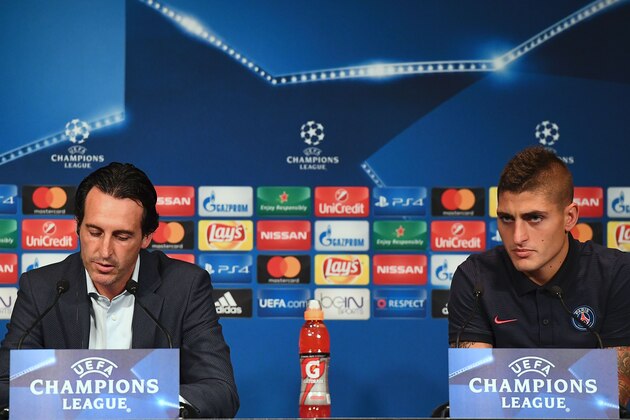 Paris Saint-Germain's Spanish headcoach Unai Emery (L) and Paris Saint-Germain's Italian midfielder Marco Verratti address a press conference at the Parc des Princes stadium in Paris on September 12, 2016, on the eve of the team's UEFA Champions League football match against Arsenal FC. / AFP / FRANCK FIFE        (Photo credit should read FRANCK FIFE/AFP/Getty Images)