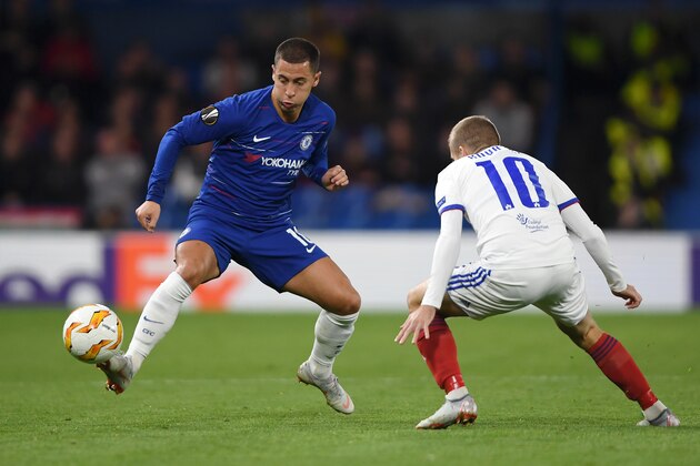 LONDON, ENGLAND - OCTOBER 04: Eden Hazard of Chelsea controls the ball under pressure from Istvan Kovacs of MOL Vidi FC during the UEFA Europa League Group L match between Chelsea and Vidi FC at Stamford Bridge on October 4, 2018 in London, United Kingdom.  (Photo by Mike Hewitt/Getty Images)