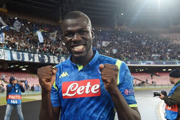 NAPLES, ITALY - OCTOBER 03: Kalidou Koulibaly player of SSC Napoli celebrates the victory after the Group C match of the UEFA Champions League between SSC Napoli and Liverpool at Stadio San Paolo on October 3, 2018 in Naples, Italy.  (Photo by Francesco Pecoraro/Getty Images)