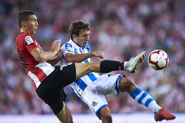 BILBAO, SPAIN - OCTOBER 05:  Oscar De Marcos of Athletic Club (L) competes for the ball with Mikel Oyarzabal of Real Sociedad (R) during the La Liga match between Athletic Club and Real Sociedad at San Mames Stadium on October 5, 2018 in Bilbao, Spain.  (Photo by Juan Manuel Serrano Arce/Getty Images)