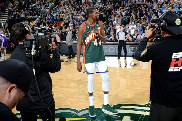 SEATTLE, WA - OCTOBER 5: Kevin Durant #35 of the Golden State Warriors wears Shawn Kemp #40 during the pre-game against the Sacramento Kings during a pre-season game on October 5, 2018 at KeyArena in Seattle, Washington. NOTE TO USER: User expressly acknowledges and agrees that, by downloading and or using this photograph, user is consenting to the terms and conditions of Getty Images License Agreement. Mandatory Copyright Notice: Copyright 2018 NBAE (Photo by Noah Graham/NBAE via Getty Images)