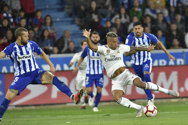 Real Madrid's Mariano Diaz,  rightduels for the ball with Deportivo Alaves' Guillermo Maripan during the Spanish La Liga soccer match between Real Madrid and Deportivo Alaves at Mendizorroza stadium, in Vitoria, northern Spain, Saturday, Oct. 6, 2018. (AP Photo/Alvaro Barrientos)