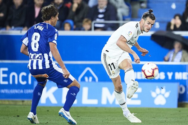 VITORIA-GASTEIZ, SPAIN - OCTOBER 06:  Gareth Bale of Real Madrid CF (R) being followed by Tomas Pina of Deportivo Alaves (L) during the La Liga match between Deportivo Alaves and Real Madrid CF at Estadio de Mendizorroza on October 6, 2018 in Vitoria-Gasteiz, Spain.  (Photo by Juan Manuel Serrano Arce/Getty Images)