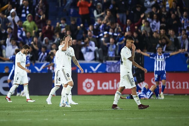 VITORIA-GASTEIZ, SPAIN - OCTOBER 06:  Toni Kroos of Real Madrid CF reacts after loosing against Deportivo Alaves during the La Liga match between Deportivo Alaves and Real Madrid CF at Estadio de Mendizorroza on October 6, 2018 in Vitoria-Gasteiz, Spain.  (Photo by Juan Manuel Serrano Arce/Getty Images)