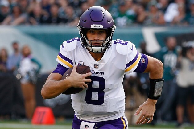 PHILADELPHIA, PA - OCTOBER 07: Quarterback Kirk Cousins #8 of the Minnesota Vikings runs the ball against the Philadelphia Eagles during the first quarter at Lincoln Financial Field on October 7, 2018 in Philadelphia, Pennsylvania.  (Photo by Jeff Zelevansky/Getty Images)