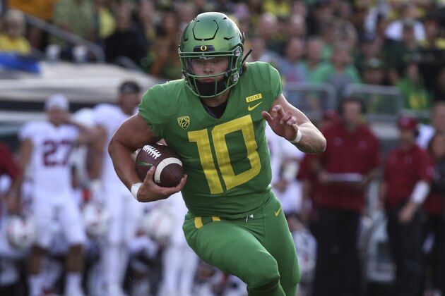 Oregon quarterback Justin Herbert runs down field against Stanford during the first quarter of an NCAA college football game Saturday, Sept. 22, 2018, in Eugene, Ore. (AP photo/Chris Pietsch)