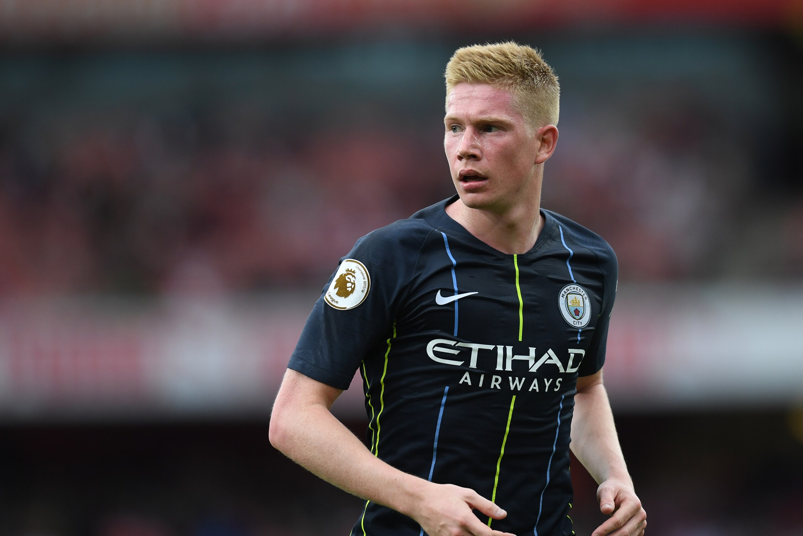 LONDON, ENGLAND - AUGUST 12:  Kevin De Bruyne of Manchester City looks on during the Premier League match between Arsenal FC and Manchester City at Emirates Stadium on August 12, 2018 in London, United Kingdom.  (Photo by Michael Regan/Getty Images)