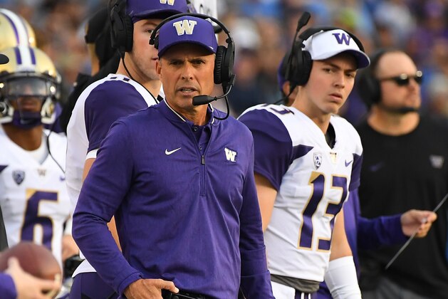 PASADENA, CA - OCTOBER 06:  Head coach Chris Petersen of the Washington Huskies on the sidelines in the first half of the game against the UCLA Bruins at the Rose Bowl on October 6, 2018 in Pasadena, California.  (Photo by Jayne Kamin-Oncea/Getty Images)