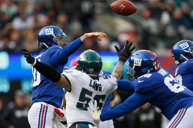 EAST RUTHERFORD, NJ - DECEMBER 17:  (NEW YORK DAILIES OUT)   Eli Manning #10 of the New York Giants in action against the Philadelphia Eagles on December 17, 2017 at MetLife Stadium in East Rutherford, New Jersey. The Eagles defeated the Giants 34-29.  (Photo by Jim McIsaac/Getty Images)