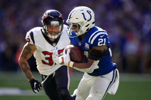 INDIANAPOLIS, IN - SEPTEMBER 30: Nyheim Hines #21 of the Indianapolis Colts runs the ball in overtime  against the Houston Texans at Lucas Oil Stadium on September 30, 2018 in Indianapolis, Indiana.  (Photo by Andy Lyons/Getty Images)