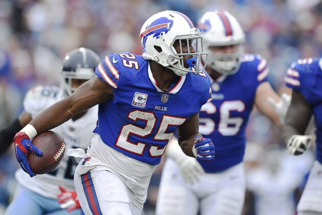 BUFFALO, NY - OCTOBER 07: Running back LeSean McCoy #25 of the Buffalo Bills runs with the ball against the Tennessee Titans in the fourth quarter at New Era Field on October 7, 2018 in Buffalo, New York. (Photo by Patrick McDermott/Getty Images)