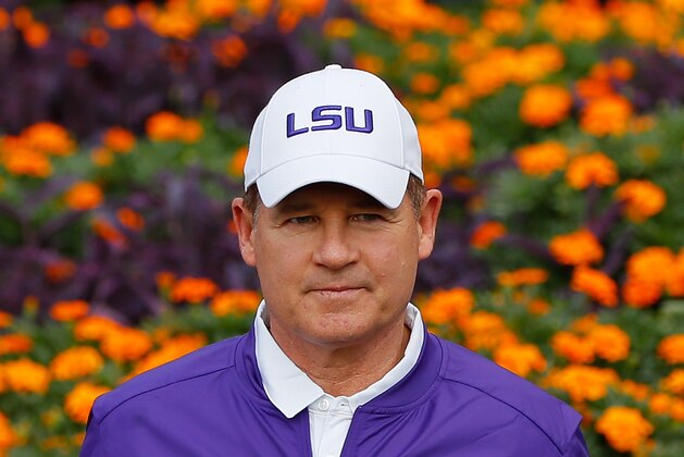 AUBURN, AL - SEPTEMBER 24:  Head coach Les Miles of the LSU Tigers leads his team onto the field to face the Auburn Tigers at Jordan-Hare Stadium on September 24, 2016 in Auburn, Alabama.  (Photo by Kevin C. Cox/Getty Images)