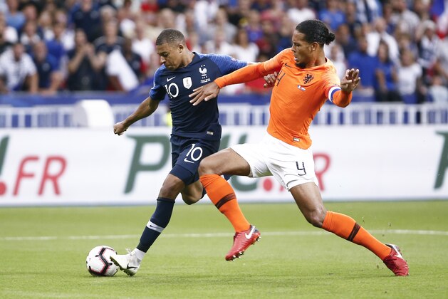PARIS, FRANCE - SEPTEMBER 09: Kylian Mbappe #10 of France tries to control the ball against Virgil Van Dijk #4 of Netherlands during the UEFA Nations League A group one match between France and Netherlands at Stade de France on September 9, 2018 in Paris, France. (Photo by Catherine Steenkeste/Getty Images)