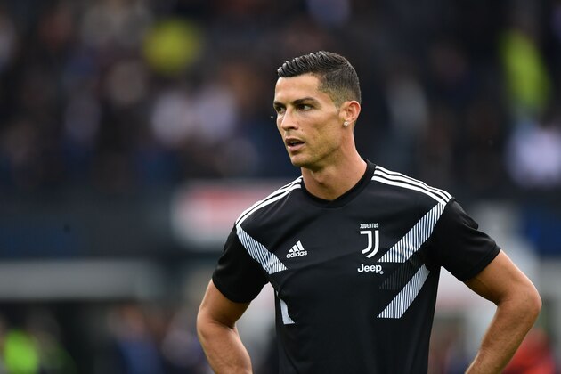 TOPSHOT - Juventus' Portuguese forward Cristiano Ronaldo trains prior to the Italian Serie A football match Udi-nese Calcio vs Juventus FC at the Dacia Arena stadium in Udine on October 6, 2018. (Photo by Miguel MEDINA / AFP)        (Photo credit should read MIGUEL MEDINA/AFP/Getty Images)