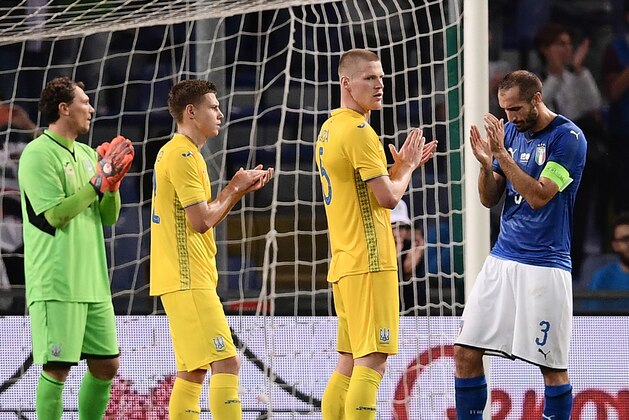 (From L) Ukraine's goalkeeper Andriy Pyatov, Ukraine's defender Mykola Matviyenko, Ukraine's defender Mykyta Burda and Italy's defender Giorgio Chiellini stop to play and applaud at the 43rd minute of the game, in homage to the 43 victims of the August 14, 2018 Morandi bridge collapse in Genoa, during the friendly football match Italy vs Ukraine on October 10, 2018 at the Luigi-Ferraris stadium in Genoa. (Photo by Marco BERTORELLO / AFP) / ALTERNATIVE CROP        (Photo credit should read MARCO BERTORELLO/AFP/Getty Images)
