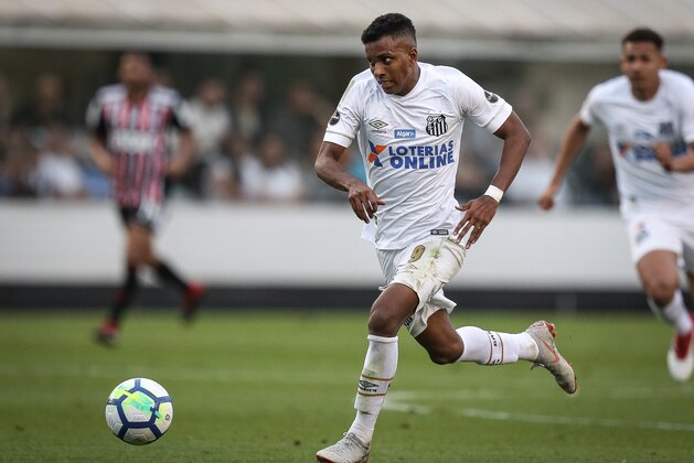 SANTOS, BRAZIL, SEPTEMBER 16: Rodrygo #9 of Santos controls the ball during the match between Santos and Sao Paulo as a part of Campeonato Brasileiro 2018 at Vila Belmiro Stadium on September 16, 2018 in Santos, Brazil. (Photo by Ricardo Nogueira/Getty Images)