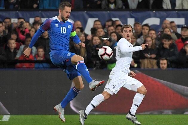 France's forward Antoine Griezmann (R) vies with Iceland's midfielder Gylfi Sigurdsson during the friendly football match between France and Iceland at the Roudourou Stadium in Guingamp, western France on October 11, 2018. (Photo by LOIC VENANCE / AFP)        (Photo credit should read LOIC VENANCE/AFP/Getty Images)