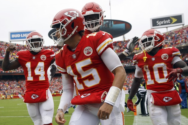 El quarterback Patrick Mahomes (15) celebra un touchdown con el liniero ofensivo Cam Erving (75) y el receptor Sammy Watkins (14) durante la primera mitad de un juego de la NFL contra los Jaguars de Jacksonville en Kansas City, Missouri, el domingo 7 de octubre de 2018. (AP Foto/Charlie Riedel)