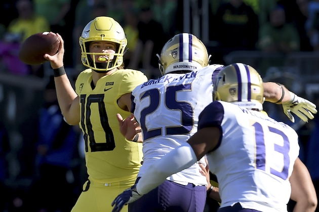 EUGENE, OR - OCTOBER 13:  Quarterback Justin Herbert #10 of the Oregon Ducks passes the ball in the first half of the game at Autzen Stadium on October 13, 2018 in Eugene, Oregon. The Ducks won the game 30-27.  (Photo by Steve Dykes/Getty Images)