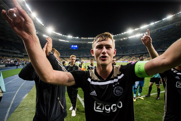 KIEV, UKRAINE - AUGUST 28: Matthijs de Ligt of Ajax,  celebrate the victory after the game during the UEFA Champions League  match between Dinamo Kiev v Ajax at the NSK Olimpiejsky on August 28, 2018 in Kiev Ukraine (Photo by Erwin Spek/Soccrates/Getty Images)