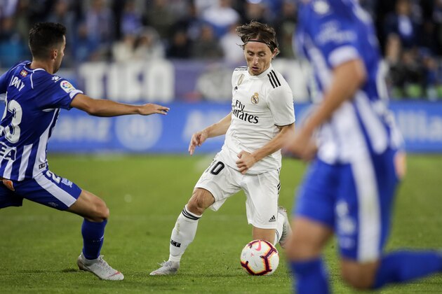 VITORIA GASTEIZ, SPAIN - OCTOBER 6: Jony of Deportivo Alaves, Luka Modric of Real Madrid during the La Liga Santander  match between Deportivo Alaves v Real Madrid at the Estadio de Mendizorroza on October 6, 2018 in Vitoria Gasteiz Spain (Photo by David S. Bustamante/Soccrates/Getty Images)