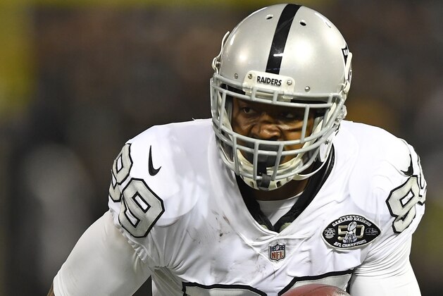 OAKLAND, CA - OCTOBER 19:  Amari Cooper #89 of the Oakland Raiders runs with the ball after catching a pass against the Kansas City Chiefs during their NFL football game at Oakland-Alameda County Coliseum on October 19, 2017 in Oakland, California.  (Photo by Thearon W. Henderson/Getty Images)
