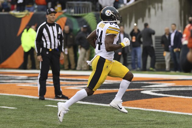 Antonio Brown, receptor de los Steelers de Pittsburgh, anota en la segunda mitad del encuentro ante los Bengals de Cincinnati, el domingo 14 de octubre de 2018 (AP Foto/Gary Landers)