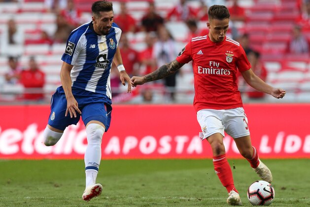 LISBON, PORTUGAL - OCTOBER 7:  Alex Grimaldo of SL Benfica with Hector Herrera of FC Porto in action during the Liga NOS match between SL Benfica and FC Porto at Estadio da Luz on October 7, 2018 in Lisbon, Portugal.  (Photo by Gualter Fatia/Getty Images)