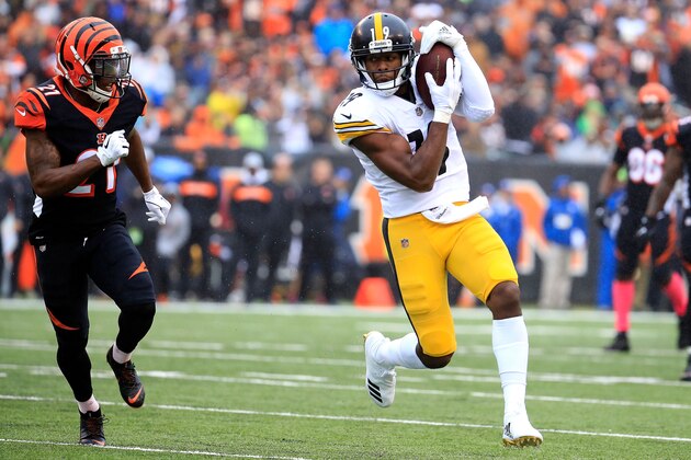CINCINNATI, OH - OCTOBER 14:  JuJu Smith-Schuster #19 of the Pittsburgh Steelers catches a pass while being defended by Darqueze Dennard #21 of the Cincinnati Bengals during the first quarter at Paul Brown Stadium on October 14, 2018 in Cincinnati, Ohio. (Photo by Andy Lyons/Getty Images)