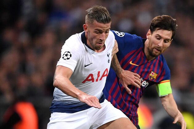 LONDON, ENGLAND - OCTOBER 03:  Lionel Messi of Barcelona battles for possession with Toby Alderweireld of Tottenham Hotspur during the Group B match of the UEFA Champions League between Tottenham Hotspur and FC Barcelona at Wembley Stadium on October 3, 2018 in London, United Kingdom.  (Photo by Laurence Griffiths/Getty Images)