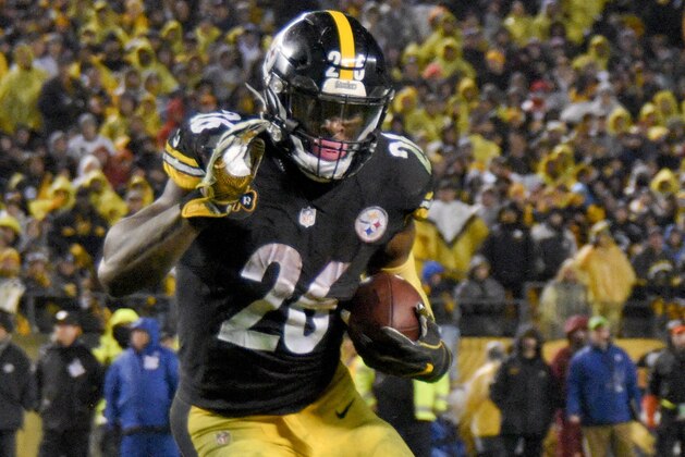 Pittsburgh Steelers running back Le'Veon Bell (26) runs the ball against the New England Patriots during the second half of an NFL football game in Pittsburgh, Sunday, Dec. 17, 2017. (AP Photo/Don Wright)