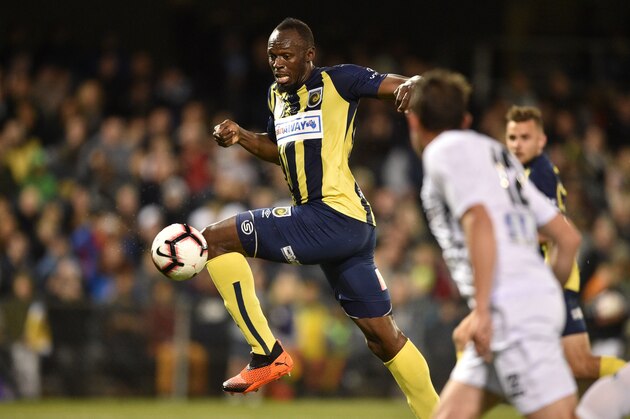 TOPSHOT - Olympic sprinter Usain Bolt (C), playing for A-League football club Central Coast Mariners, shoots on goal against Macarthur South West United in his first competitive start for the club in Sydney on October 12, 2018. (Photo by PETER PARKS / AFP) / -- IMAGE RESTRICTED TO EDITORIAL USE - STRICTLY NO COMMERCIAL USE --        (Photo credit should read PETER PARKS/AFP/Getty Images)