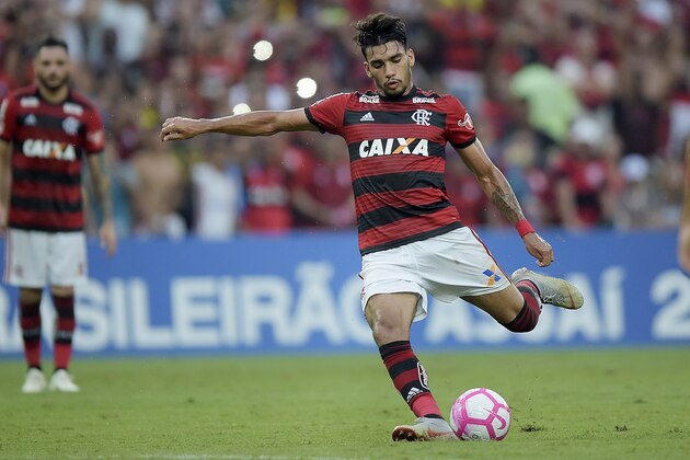 RIO DE JANEIRO, BRAZIL - OCTOBER 13: Lucas Paqueta of Flamengo in action during the match between Flamengo and Fluminense as part of Brasileirao Series A 2018 at Maracana Stadium on October 13, 2018 in Rio de Janeiro, Brazil. (Photo by Alexandre Loureiro/Getty Images)