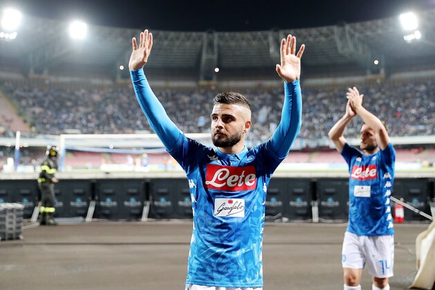 NAPLES, ITALY - OCTOBER 07: Lorenzo Insigne of SSC Napoli celebrates the victory after the Serie A match between SSC Napoli and US Sassuolo at Stadio San Paolo on October 7, 2018 in Naples, Italy.  (Photo by Francesco Pecoraro/Getty Images)