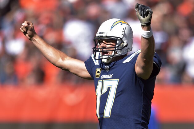Philip Rivers, quarteraback de los Chargers de Los Ángeles, festeja un touchdown en el encuentro ante los Browns de Cleveland, el domingo 14 de octubre de 2018 (AP Foto/David Richard)