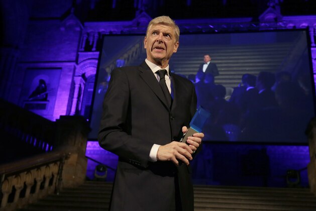 LONDON, ENGLAND - OCTOBER 09:  Former Arsenal Manager, Arsene Wenger receives the Lifetime Achievement Award during the Leaders Sport Awards at the Natural History Museum on October 9, 2018 in London, England.  (Photo by Henry Browne/Getty Images for Leaders)