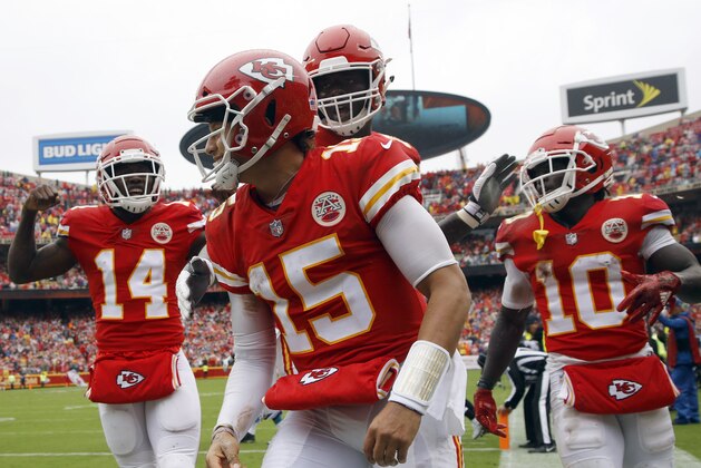 El quarterback Patrick Mahomes (15) celebra un touchdown con el liniero ofensivo Cam Erving (75) y el receptor Sammy Watkins (14) durante la primera mitad de un juego de la NFL contra los Jaguars de Jacksonville en Kansas City, Missouri, el domingo 7 de octubre de 2018. (AP Foto/Charlie Riedel)