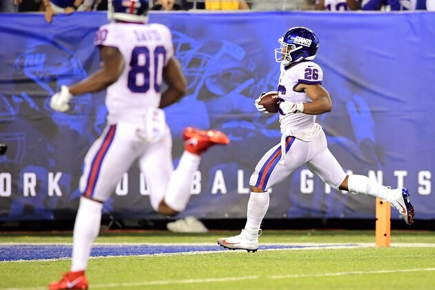 EAST RUTHERFORD, NJ - OCTOBER 11:  Saquon Barkley #26 of the New York Giants scores a touchdown against the Philadelphia Eagles during the third quarter at MetLife Stadium on October 11, 2018 in East Rutherford, New Jersey.  (Photo by Steven Ryan/Getty Images)